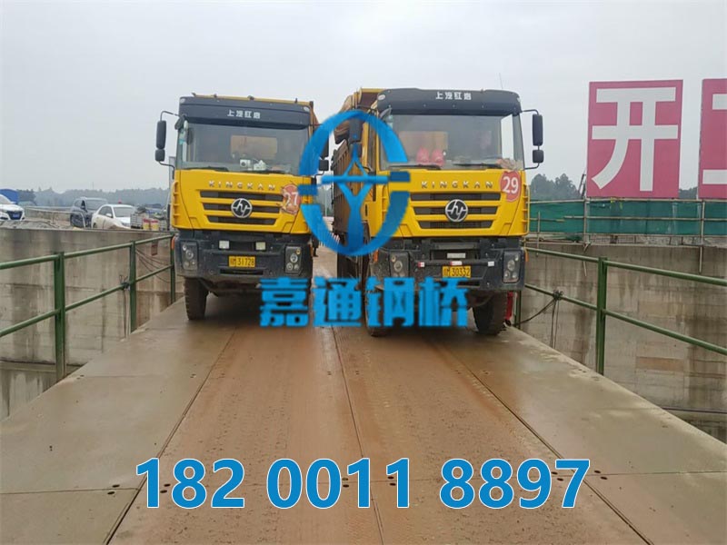 岷江航電樞紐95米長、7米寬200型交通鋼棧橋安裝及動靜載實驗完畢.